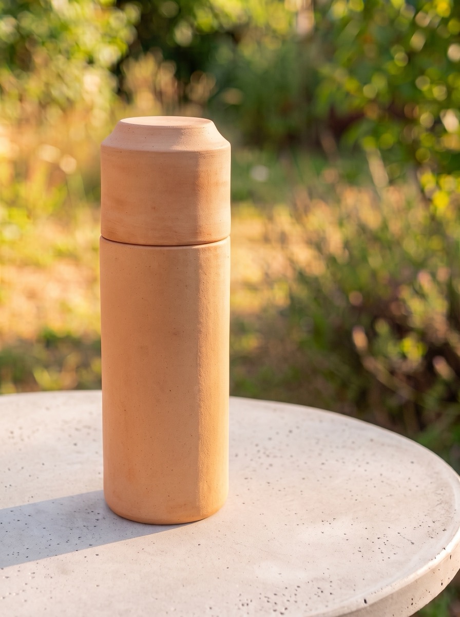 cooler: Karaffe, mit dem umgestülpten Becher verschlossen