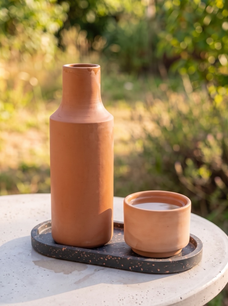 Vorschau: cooler – Wasserkaraffe mit Becher auf einem Terrazzo-Tablett